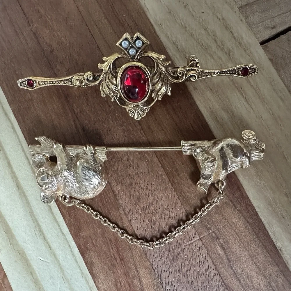 VTG Avon Koala Bear Gold Tone Mama Baby‎ Stick Pin  Red Cabochon 2 Bar Brooches